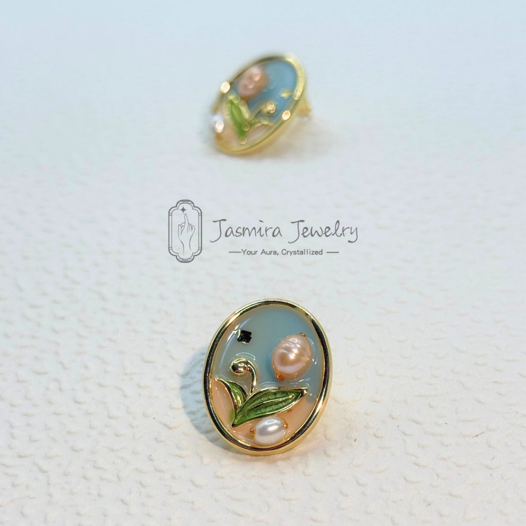 The Retro Tulip stud earrings