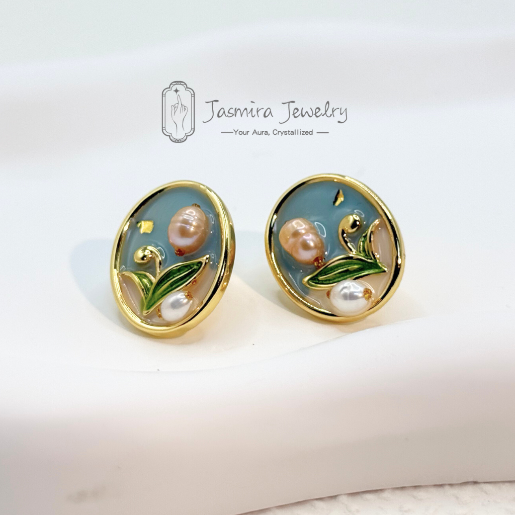 The Retro Tulip stud earrings