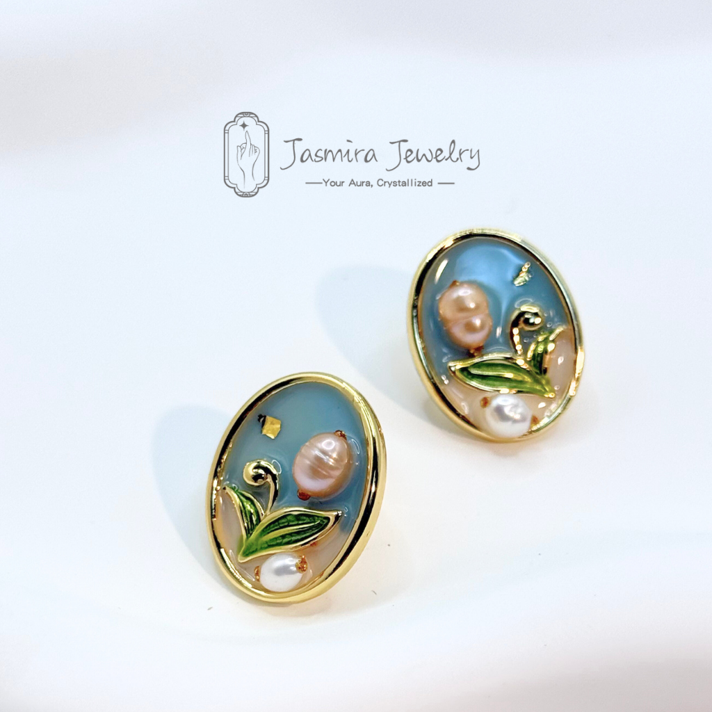 The Retro Tulip stud earrings