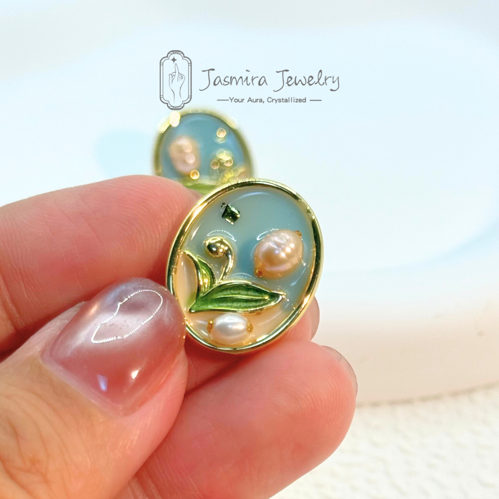 The Retro Tulip stud earrings