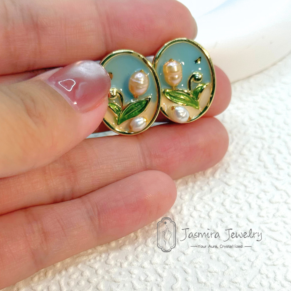 The Retro Tulip stud earrings