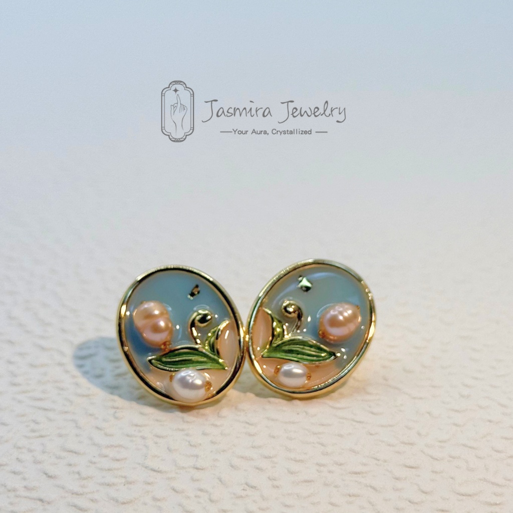 The Retro Tulip stud earrings
