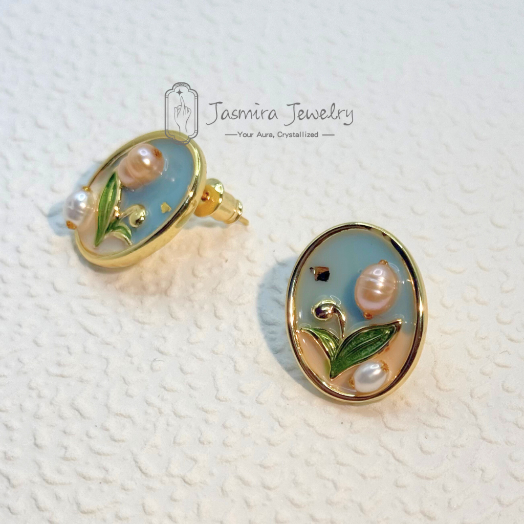 The Retro Tulip stud earrings